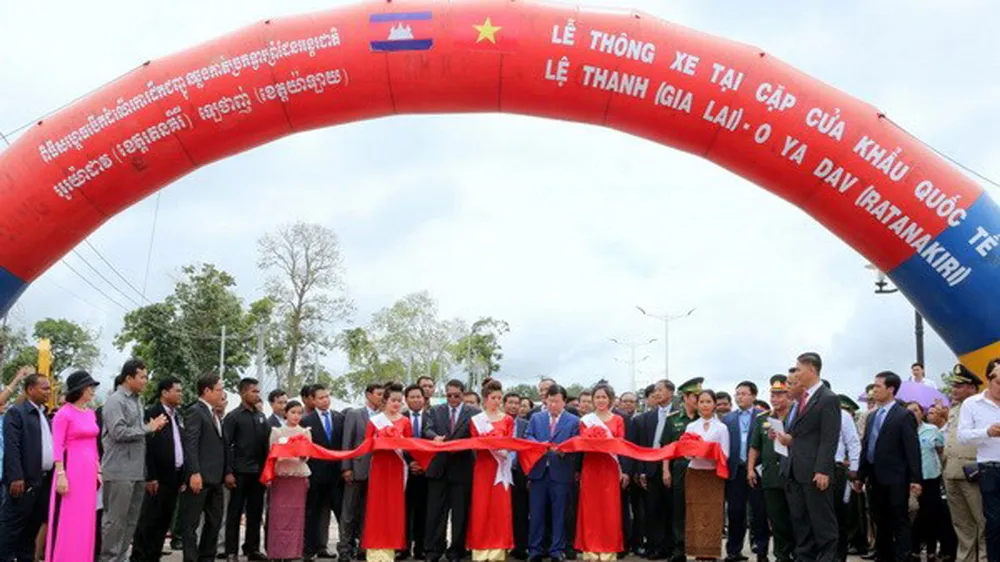 Các đại biểu cắt băng thông xe cặp cửa khẩu quốc tế Lệ Thanh-Oyadav. Nguồn: VGP