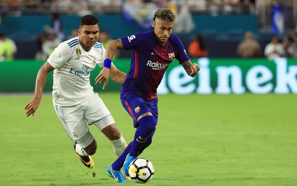 Neymar (phải) đi bóng trước Casemiro trong trận siêu kinh điển