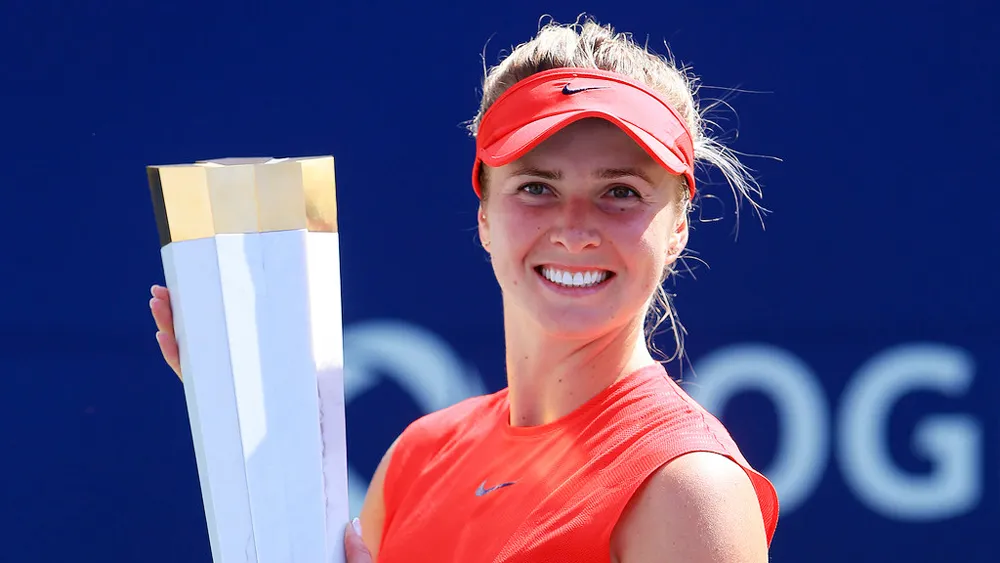 Elina Svitolina tươi cười với chiếc cúp vô địch thứ 5 trong mùa
