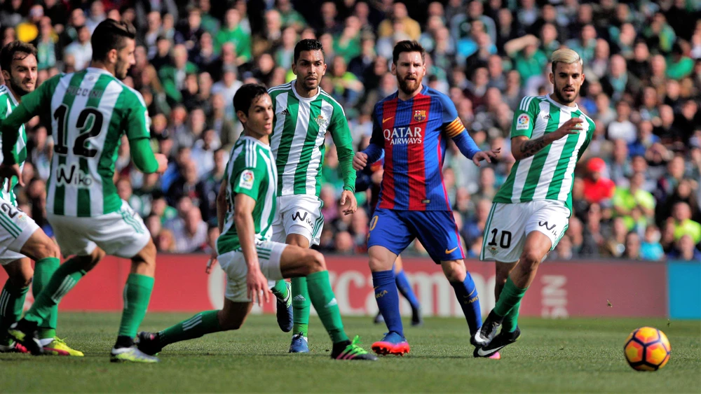 Messi (thứ hai bên phải) và Barca sẽ gặp nhiều khó khăn trước Betis