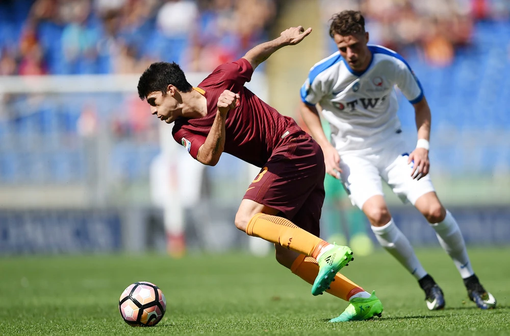 Diego Perotti (trái, Roma) vượt qua hậu vệ Rafael Toloi (Atalanta)