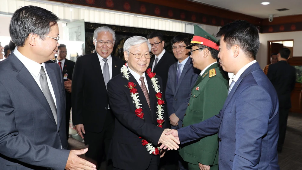 Cán bộ, nhân viên Đại sứ quán và Phái đoàn Việt Nam tại ASEAN, đại diện cộng đồng và doanh nghiệp Việt Nam đón Tổng Bí thư Nguyễn Phú Trọng