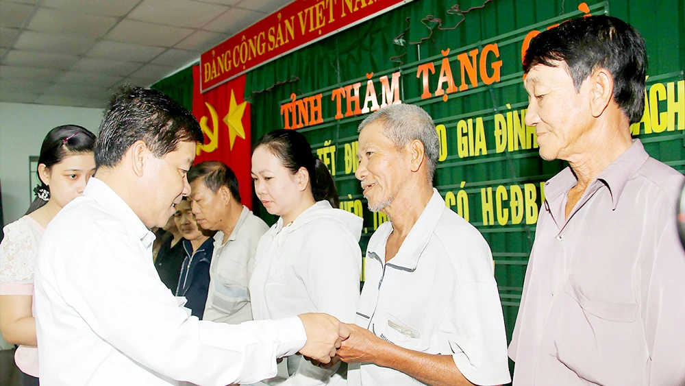 Lãnh đạo tỉnh Bình Dương, tặng quà các hộ nghèo và trẻ em có hoàn cảnh đặc biệt khó khăn