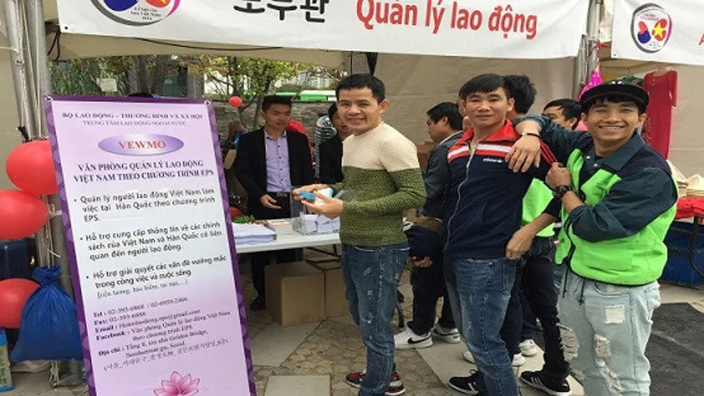 Người lao động tham gia tư vấn và nhận quà tặng tại quầy tư vấn Văn phòng. Ảnh: colab.gov.vn