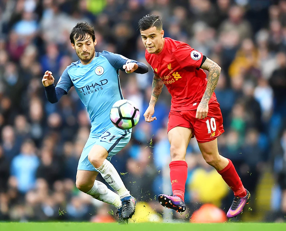 Philippe Coutinho (phải, Liverpool) tranh bóng với David Silva (Man.City) ở lần đối đầu mùa trước