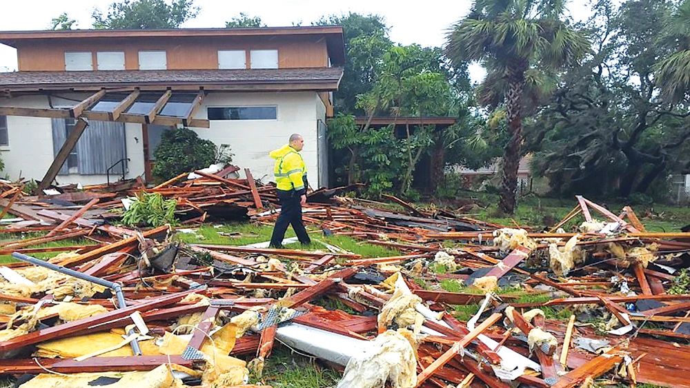 Bang Florida tan nát do bão Irma