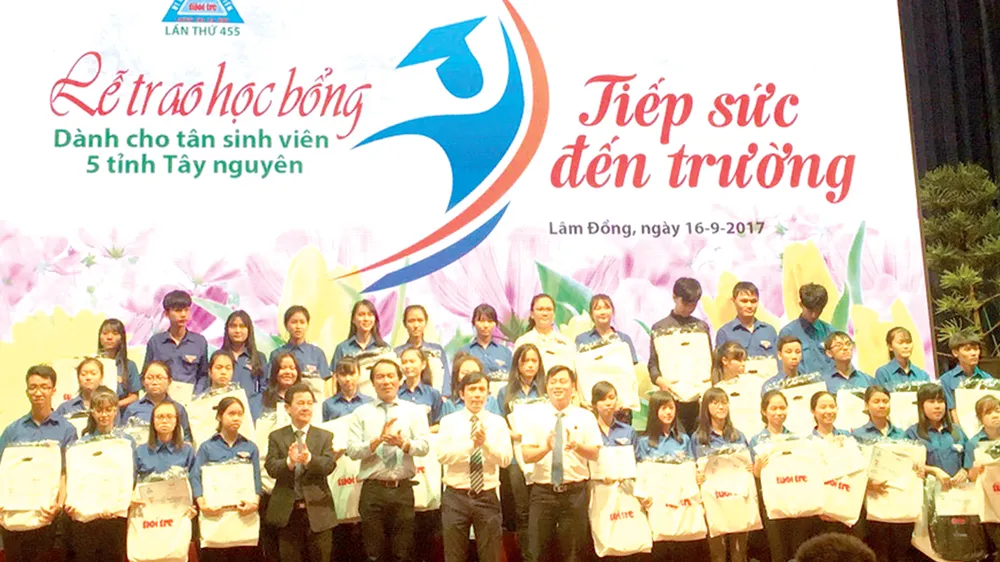 Các tân sinh viên khu vực Tây Nguyên đón nhận học bổng