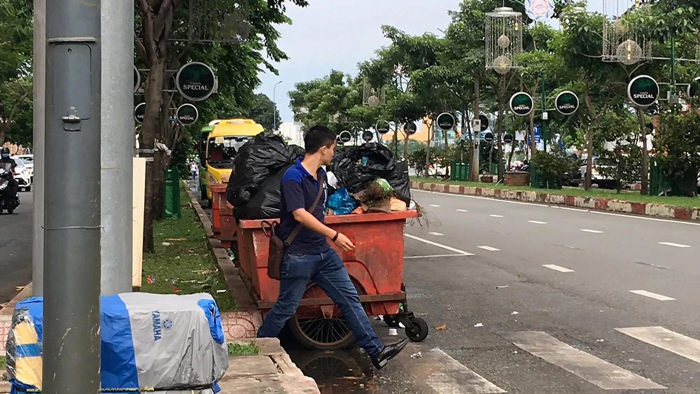 Người dân phải đi nhanh qua điểm tập kết rác trên đường Hàm Nghi