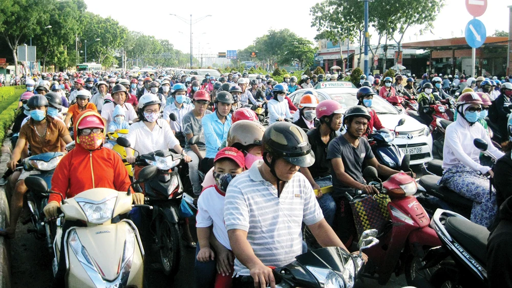 Hạ tầng giao thông TPHCM luôn quá tải vì phát triển không kịp sự gia tăng của dân số