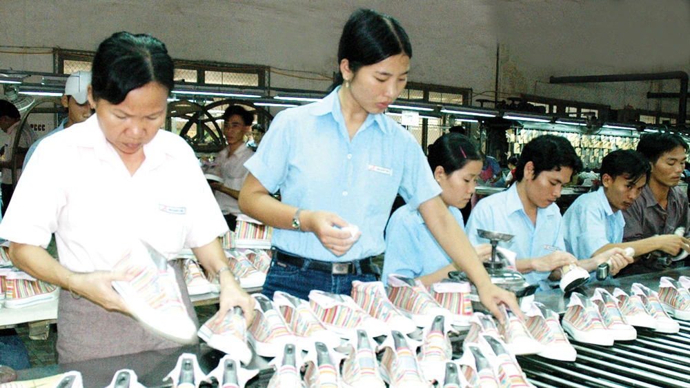 Sản xuất giày tại Công ty cổ phần Giày An Lạc