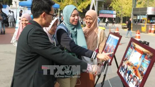 Khách tham quan triển lãm. Ảnh: TTXVN