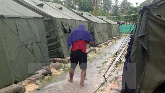 Các lán trại tại trung tâm giam giữ người tị nạn trên đảo Manus, Papua New Guinea. Ảnh: TTXVN