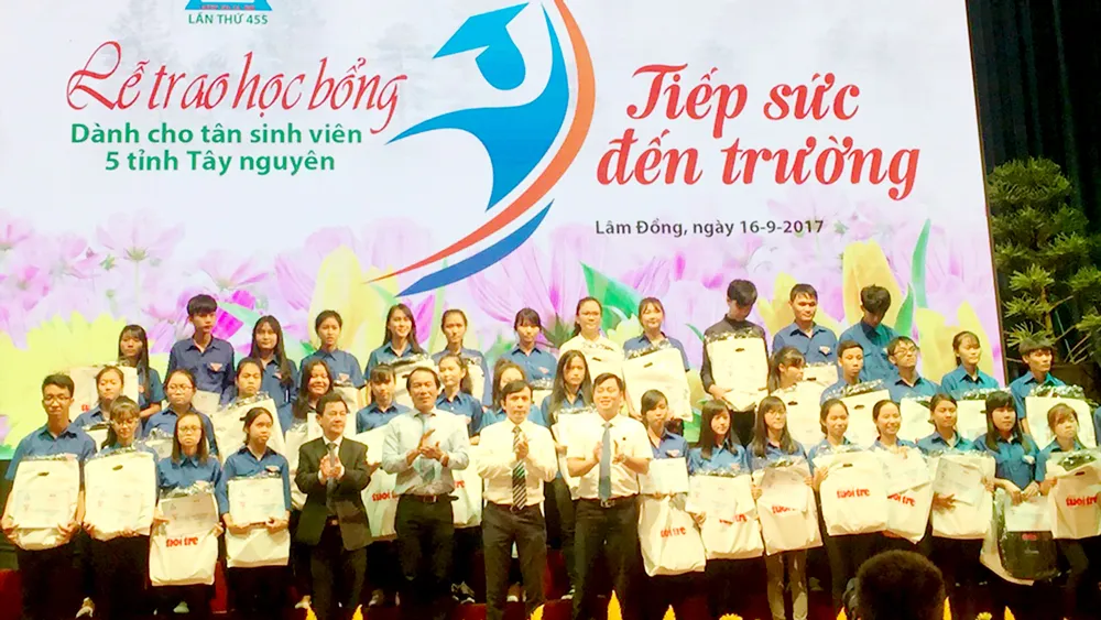 Các tân sinh viên khu vực Tây Nguyên đón nhận học bổng