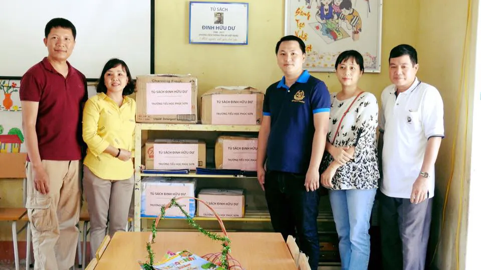 Tặng tủ sách Đinh Hữu Dư cho học sinh tỉnh Yên Bái