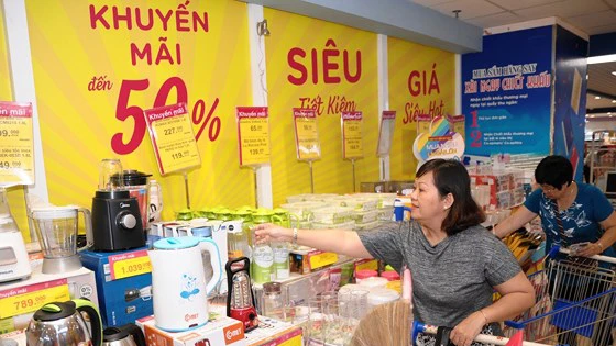 Người dân đổ xô săn hàng ngày Black Friday