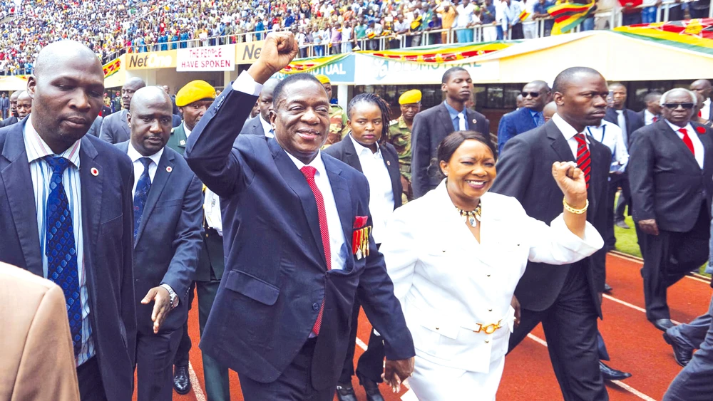 Ông Emmerson Mnangagwa (thứ ba, trái) và vợ tại lễ nhậm chức Tổng thống