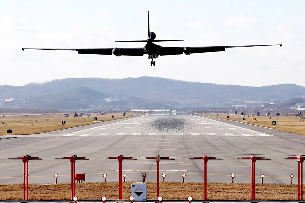 Máy bay do thám U-2 tại căn cứ không quân Osan ở Pyeongtaek tham gia tập trận ngày 4-12. Ảnh: REUTERS