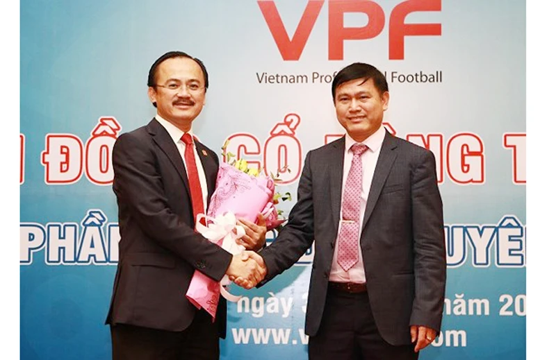 Tân Chủ tịch VPF Trần Anh Tú (phải) trao hoa tặng cựu Chủ tịch Võ Quốc Thắng. Ảnh: VPF