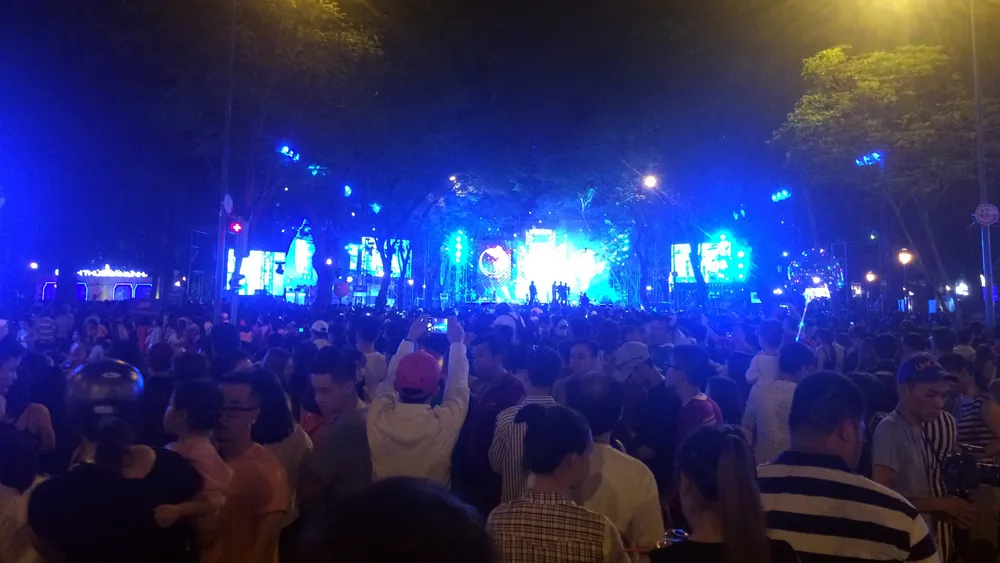 Hàng ngàn người đổ về trung tâm TPHCM chờ xem bắn pháo hoa ảnh 2 Hàng ngàn người đổ về trung tâm TPHCM chờ xem bắn pháo hoa ảnh 2