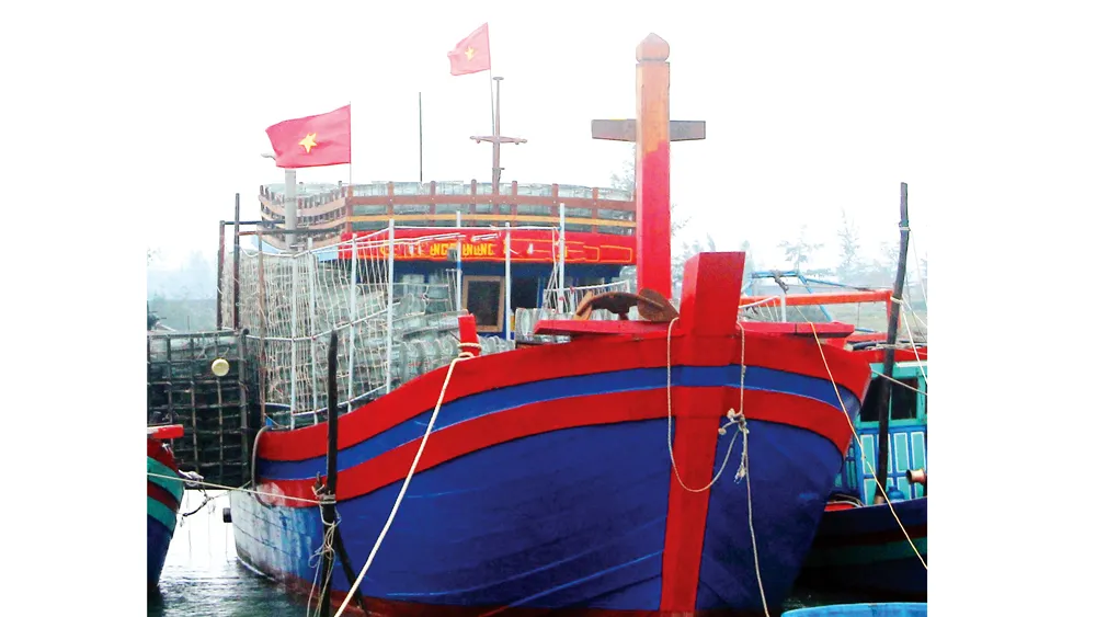 Tàu đánh cá vỏ gỗ công suất 1.090CV