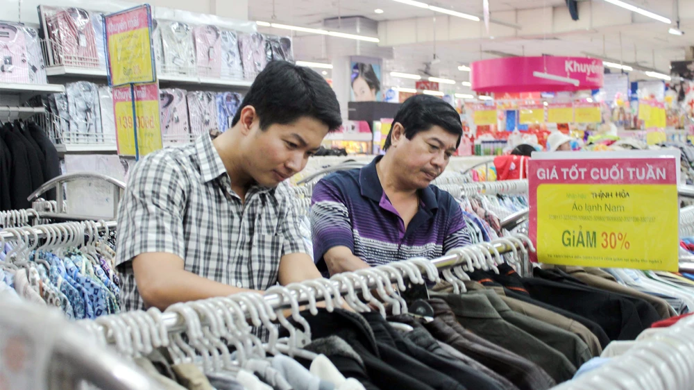 Hệ thống siêu thị Co.opmart bắt đầu giảm giá hàng hóa Tết ảnh 1 Hệ thống siêu thị Co.opmart bắt đầu giảm giá hàng hóa Tết ảnh 1