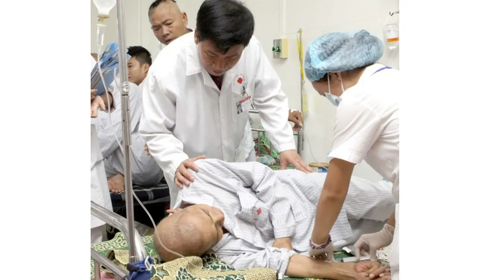 Các bệnh viện phải làm hồ sơ gấp để nhập thuốc Glivec viện trợ điều trị cho bệnh nhân ung thư máu. Ảnh: TTXVN