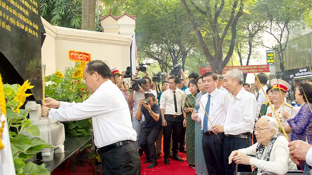 Các đồng chí lãnh đạo TP dâng hương tưởng niệm tại lễ khánh thành Bia tưởng niệm chiến sĩ Biệt động Sài Gòn hy sinh trong cuộc Tổng tiến công và nổi dậy Xuân Mậu Thân 1968 