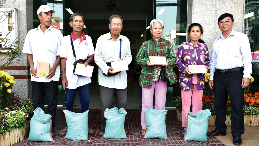 Ông Lý Khôi Văn, Chủ tịch công ty chúc tết và trao phần quà cho người bán vé số