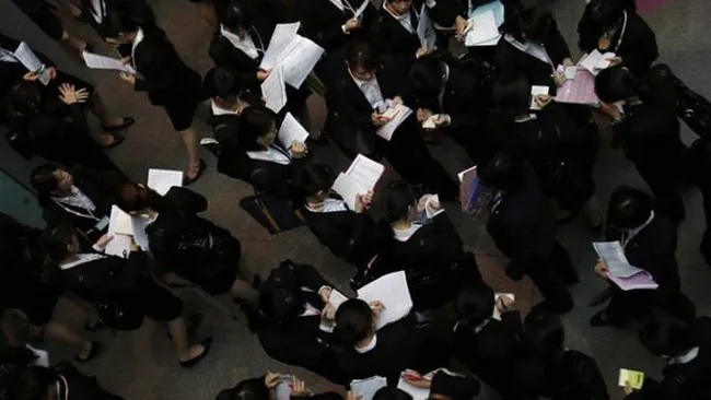 Những người tìm việc ở Tokyo. Ảnh: Reuters