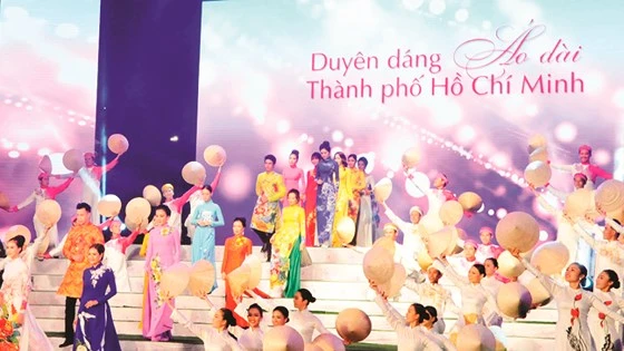 Trình diễn áo dài trong Lễ hội Áo dài TPHCM năm 2018 . Ảnh: CAO THĂNG