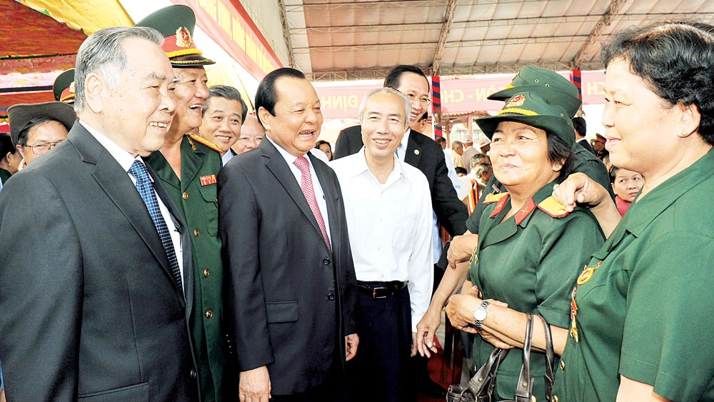 Nguyên Thủ tướng Phan Văn Khải và Bí thư Thành ủy TPHCM Lê Thanh Hải gặp gỡ các đại biểu dự họp mặt truyền thống Sài Gòn - Chợ Lớn - Gia Định vào ngày 23-2-2015. Ảnh: VIỆT DŨNG