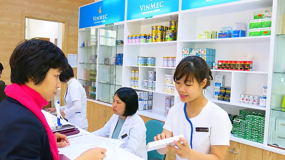 Nhân viên nhà thuốc VINMEC hướng dẫn khách hàng