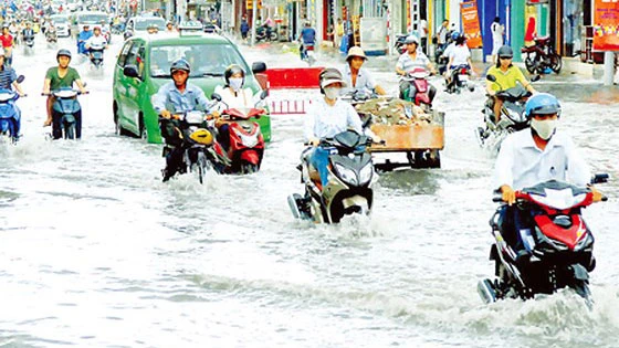 Nhiều đoạn đường tại TPHCM bị ngập sâu. Ảnh: CAO THĂNG