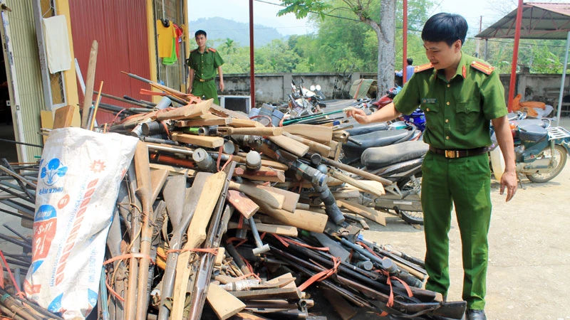 Súng săn, súng tự chế do nhân dân giao nộp