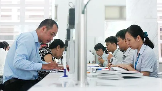 Cán bộ UBND quận 1 giải quyết hồ sơ cho người dân