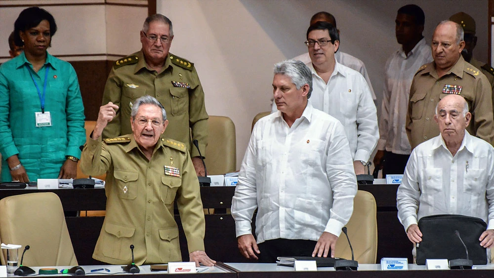 Chủ tịch Cuba Raul Castro (hàng đầu, bìa trái) và Phó Chủ tịch thứ nhất Diaz-Canel (giữa) tại một phiên họp Quốc hội Cuba năm 2017