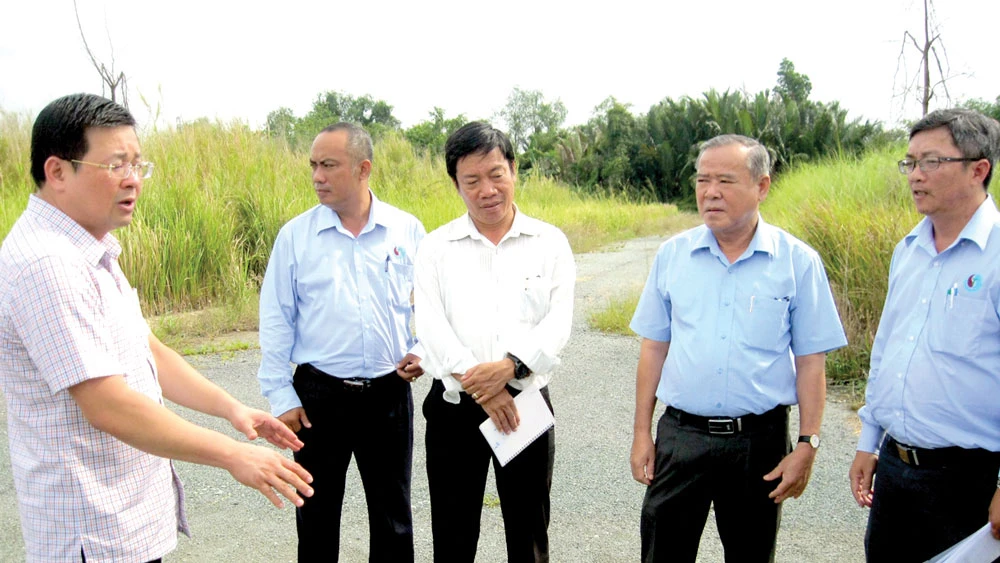 Lãnh đạo Sở TN-MT TPHCM và lãnh đạo huyện Nhà Bè khảo sát các dự án chậm triển khai