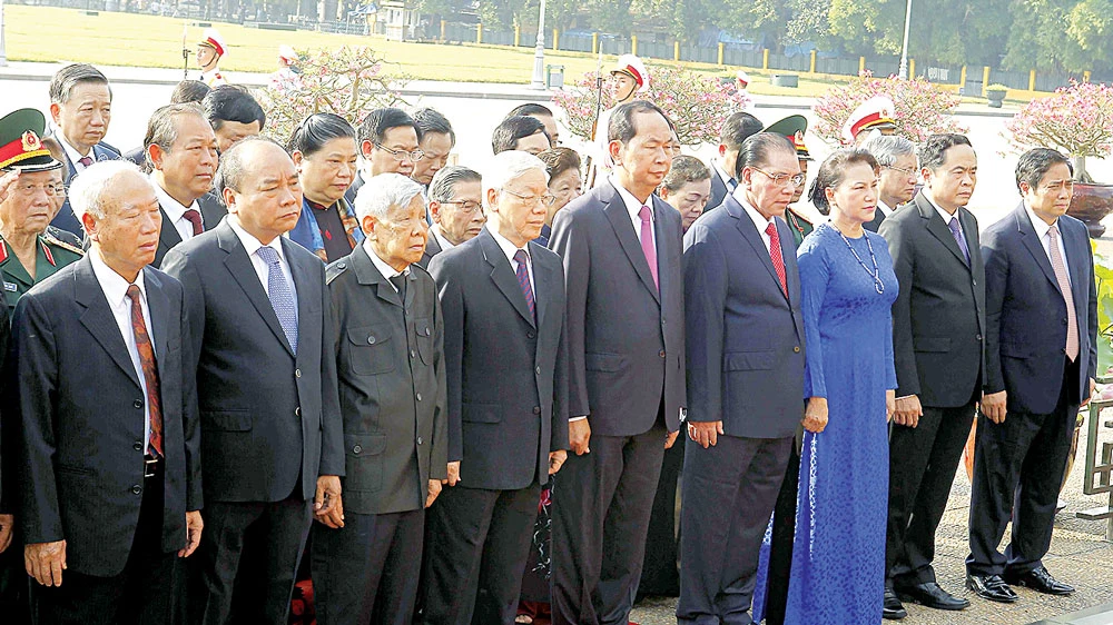 Sáng 18-5, Đoàn đại biểu Ban Chấp hành Trung ương Đảng, Nhà nước, Quốc hội, Chính phủ và Ủy ban Trung ương MTTQ Việt Nam do Tổng Bí thư Nguyễn Phú Trọng dẫn đầu đặt vòng hoa và vào Lăng viếng Chủ tịch Hồ Chí Minh. Ảnh: TTXVN