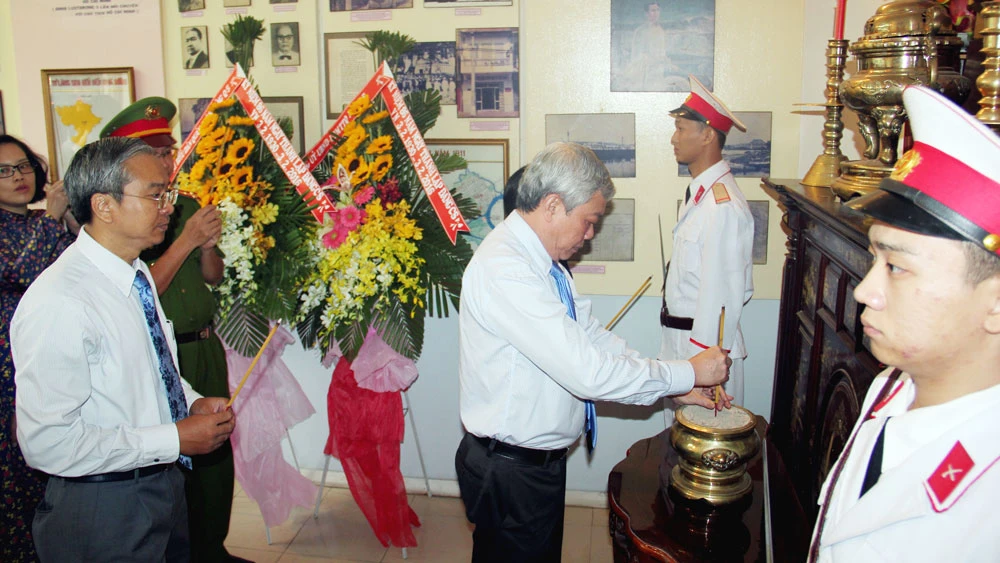 Các đoàn đến “Nhà Bác Hồ” dâng hương tưởng niệm Chủ tịch Hồ Chí Minh