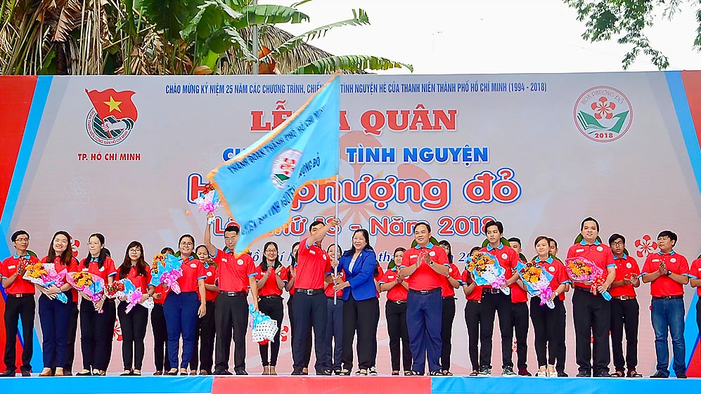 Thành đoàn TNCS TPHCM tổ chức lễ ra quân Chiến dịch Hoa phượng đỏ năm 2018