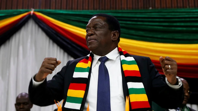 Tổng thống Emmerson Mnangagwa không bị thương sau vụ nổ và được đưa đến nơi an toàn. Ảnh: REUTERS