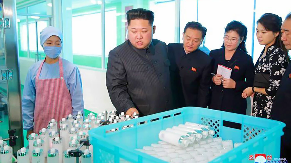 Nhà lãnh đạo Kim Jong-un đến một cơ sở sản xuất mỹ phẩm ở Triều Tiên