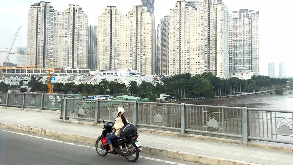 Giao dịch chung cư thời gian qua chậm lại có nguyên nhân do ngân hàng siết tín dụng bất động sản. Ảnh: HUY ANH