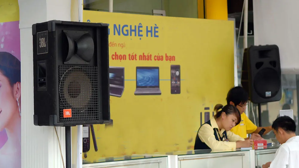 Loa phát nhạc công suất lớn tại một điểm bán sản phẩm điện tử. Ảnh: CAO THĂNG