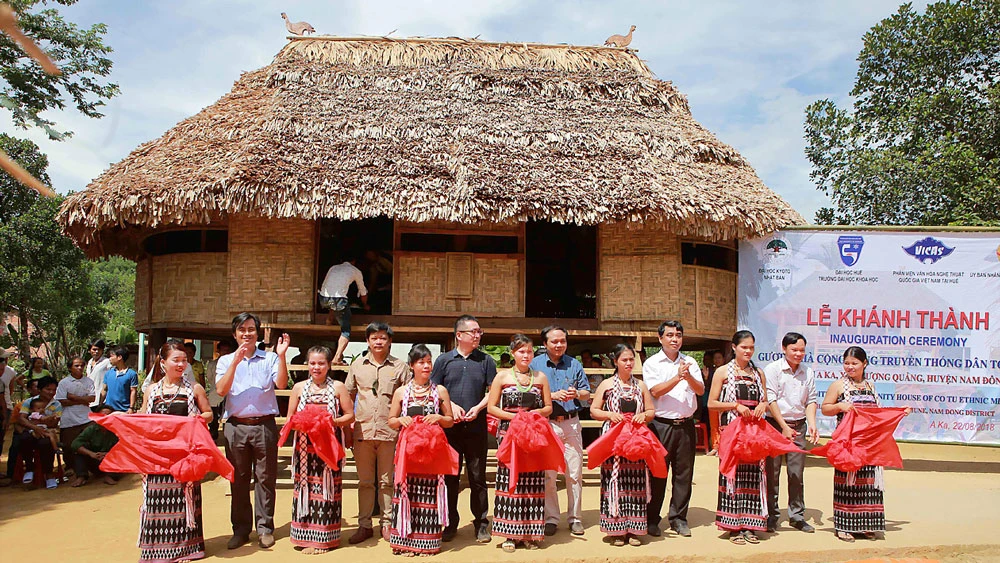 Lễ khánh thành và ban giao nhà Gươl cho đồng bào dân tộc Cơ Tu