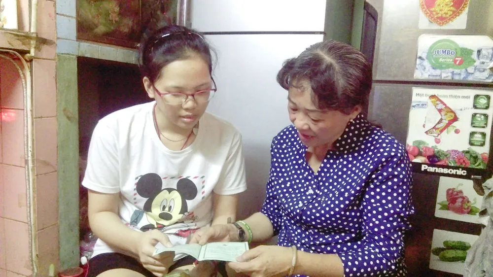 Cô Trần Thị Huỳnh Mai (phải) thăm hỏi, trò chuyện với em Hà Mỹ Nhi