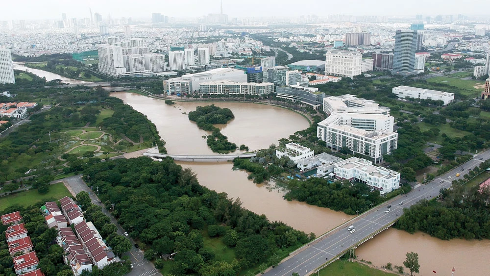 Mảng xanh và không gian chứa nước tại khu đô thị phía Nam TPHCM. Ảnh: THÀNH TRÍ