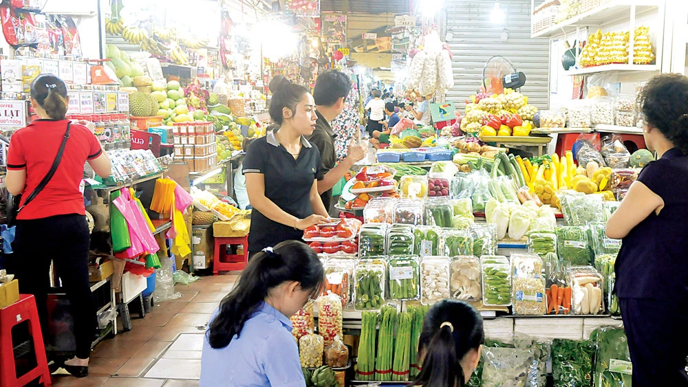 Rau, củ, quả bày bán tại chợ Bến Thành. Ảnh: CAO THĂNG