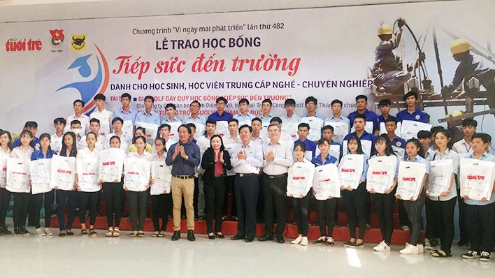 166 bạn học sinh của 13 tỉnh thuộc ĐBSCL được trao học bổng năm nay