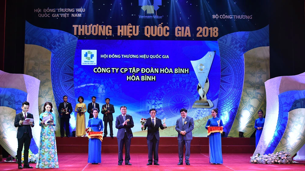 Ông Lê Viết Hải - Chủ tịch HĐQT kiêm Tổng Giám đốc Công ty CP Tập đoàn Xây dựng Hoà Bình nhận giải thưởng